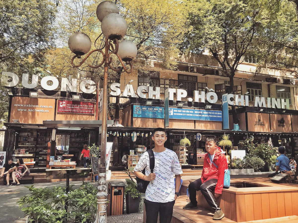 Đường sách TP HCM, một địa điểm quen thuộc của những bạn trẻ yêu sách.
