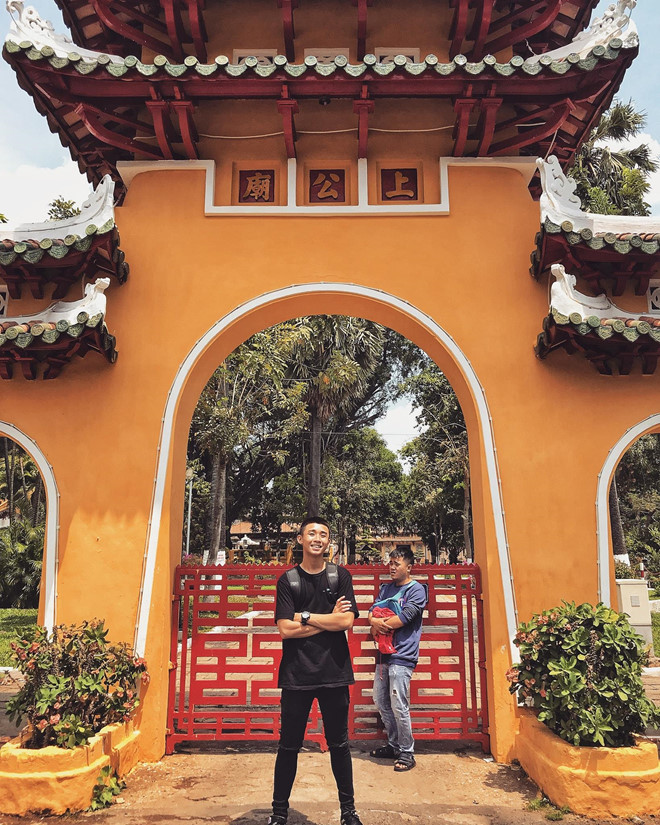 Theo tìm hiểu, chủ nhân của bộ ảnh này đó là Nguyễn Hoàng Chính Nghĩa (sinh năm 1996). Anh chàng này từng gây bão mạng với bộ ảnh "Mếu khắp Đà Lạt" vào cuối năm 2018.