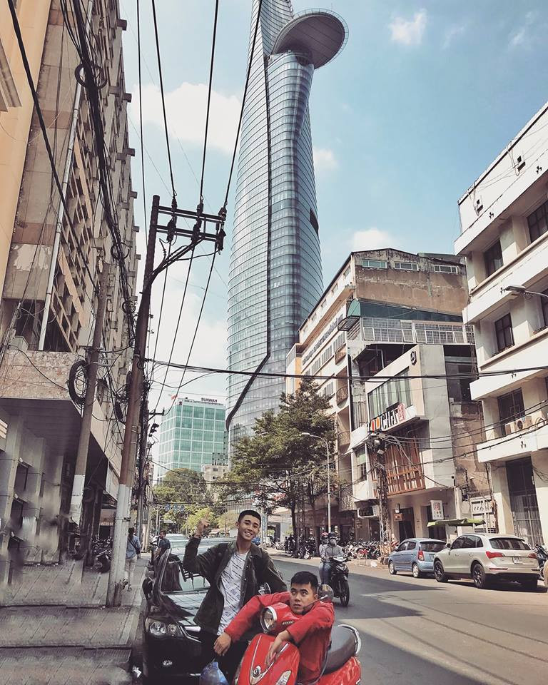 Tòa nhà biểu tượng của Sài Gòn - Bitexco là địa chỉ mà Chính Nghĩa và người bạn đồng hành của mình không bỏ qua.