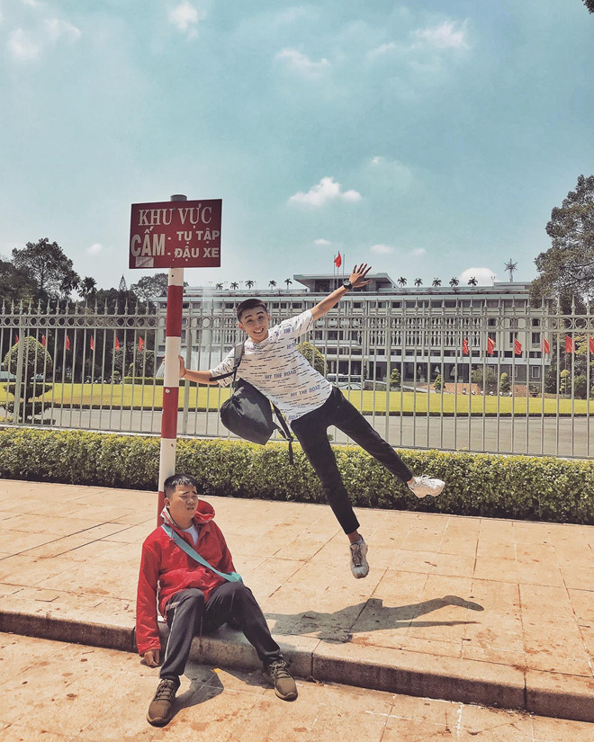 Chính Nghĩa cũng cho biết khi chụp ảnh tươi, bạn bè anh chàng này đều vào trêu và hỏi ai trong hình.