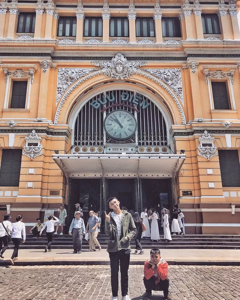 Bưu điện thành phố hiện lên vô cùng đẹp trong bộ ảnh mới của chàng trai "Mếu khắp Đà Lạt".