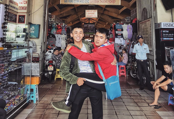 Mới đây trên MXH, các dân mạng đã chia sẻ bộ ảnh 2 chàng trai cùng nhau đi du lịch khắp Sài Gòn. Người xem thích thú không chỉ bởi biểu cảm của các nhân vật chính mà đó còn là các địa danh nổi tiếng tại Sài thành.