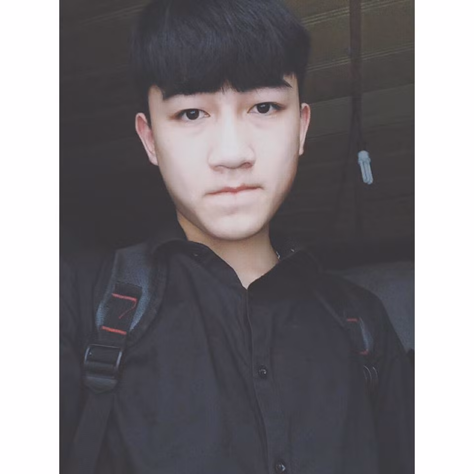 Vẻ mặt khá dễ thương của anh chàng nổi lên từ bức ảnh góc nghiêng thần thánh và những bản cover khá chất trên mạng xã hội.