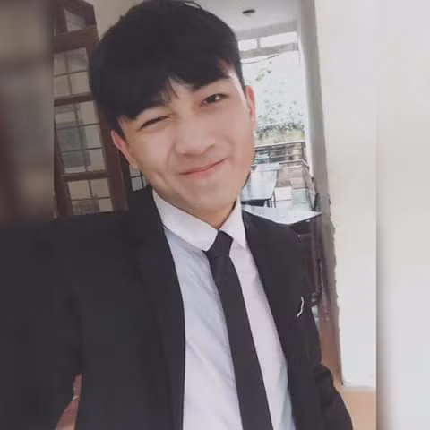 Bắt đầu từ một bức ảnh chụp góc nghiêng với khuôn mặt góc mặt cực đẹp, anh chàng Minh Hiếu được chú ý. Sau đó, nhiều người còn nhận ra anh chàng này từng nổi tiếng với clip cover bài hát "Vợ tuyệt vời nhất" của ca sĩ Vũ Duy Khánh với hơn 62.000 lượt theo dõi trên trang Facebook cá nhân.