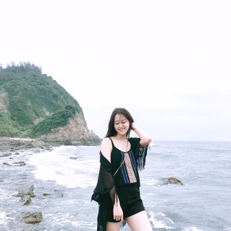 Cô nàng xinh đẹp xuất hiện trong clip đó là Phạm Thúy Nga Anh, sinh năm 1995, hiện đang là sinh viên của Học viện Báo chí và Tuyên truyền. Bên cạnh đó cô nàng hot girl ngủ gật này còn đang cộng tác với một công ty về lĩnh vực kinh doanh - marketing có uy tín tại Việt Nam.