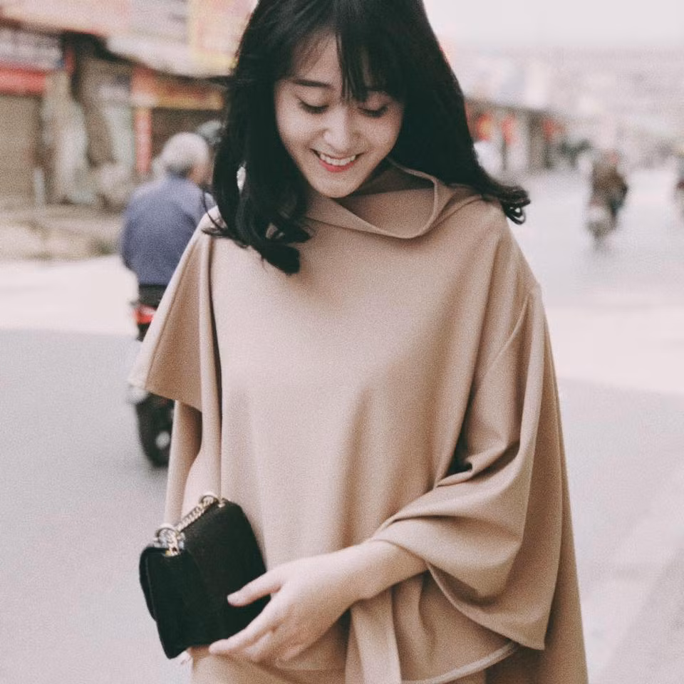 Theo tìm hiểu của PV Kiến Thức, chủ nhân của clip quay lại khoảnh khắc xinh đẹp của Nga Anh khi ngủ gật đó là người bạn cùng công ty với cô nàng này. Xuất phát từ việc trêu đùa, tuy nhiên trước sắc đẹp nghiêng nước, nghiêng thành đã khiến cô nàng hot girl 9X Hà thành bất ngờ nổi như cồn trên mạng xã hội.