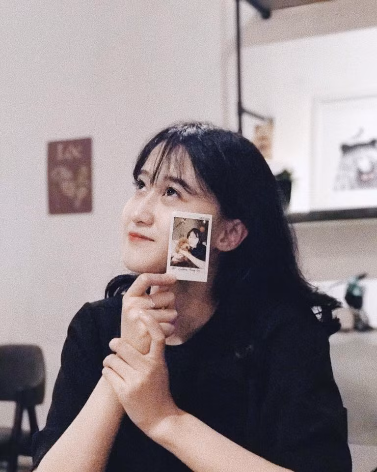 Rất nhiều những bức ảnh xinh đẹp của mình đã được Nga Anh đăng tải công khai khiến biết bao trái tim của cô đơn của dân mạng phải thổn thức. Ảnh sử dụng trong bài: Facebook nhân vật.