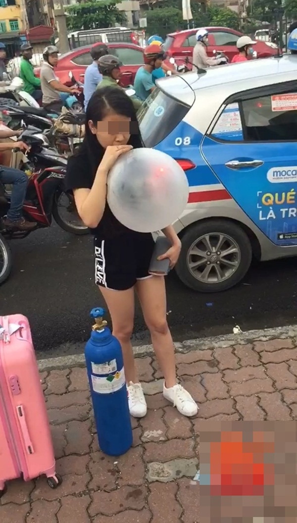 Đa phần, dân mạng đều cho rằng đây là một hình ảnh vô cùng tồi tệ. Không hiểu rằng do kém hiểu biết hay cố tình "dấn thân" vào con đường nghiện ngập mà các bạn trẻ không ngần ngại "vác" cả bình bơm bóng ra đường để tận hưởng cảm giác phê pha.