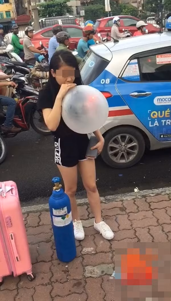 Đa phần, dân mạng đều cho rằng đây là một hình ảnh vô cùng tồi tệ. Không hiểu rằng do kém hiểu biết hay cố tình "dấn thân" vào con đường nghiện ngập mà các bạn trẻ không ngần ngại "vác" cả bình bơm bóng ra đường để tận hưởng cảm giác phê pha.