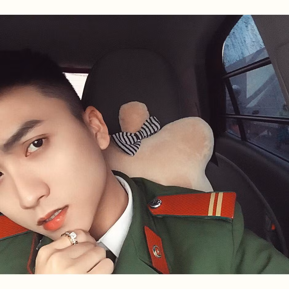 Bên cạnh đó, chiếc cằm V-line và làn da trắng ngần, nhiều người còn nhận ra Trung Anh có nét điển trai rất Hàn Quốc giống Sơn Tùng M-TP.