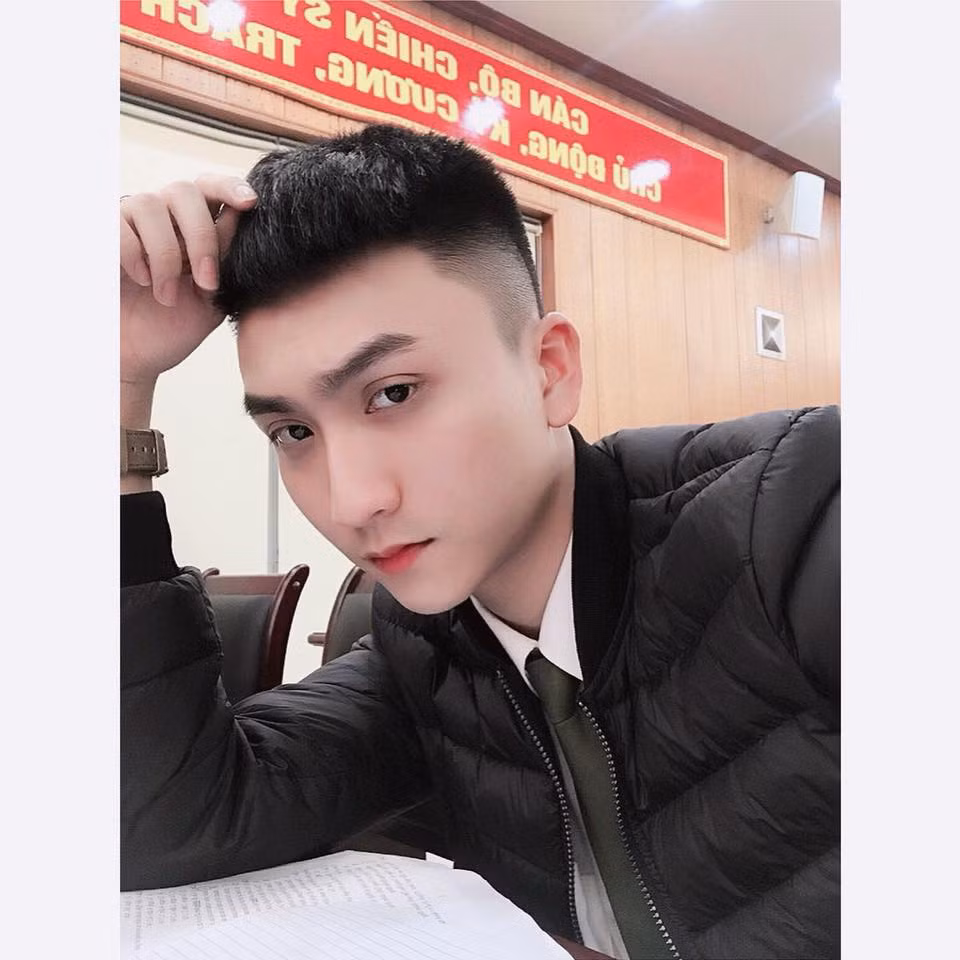 Nhưng ít ai biết được trước khi có nhan sắc quyến rũ vạn người nhìn như hiện tại anh chàng cảnh sát bảnh bao Trung Anh đã từng có thời trẻ con "xấu xí", da đen nhẻm và gầy gò.