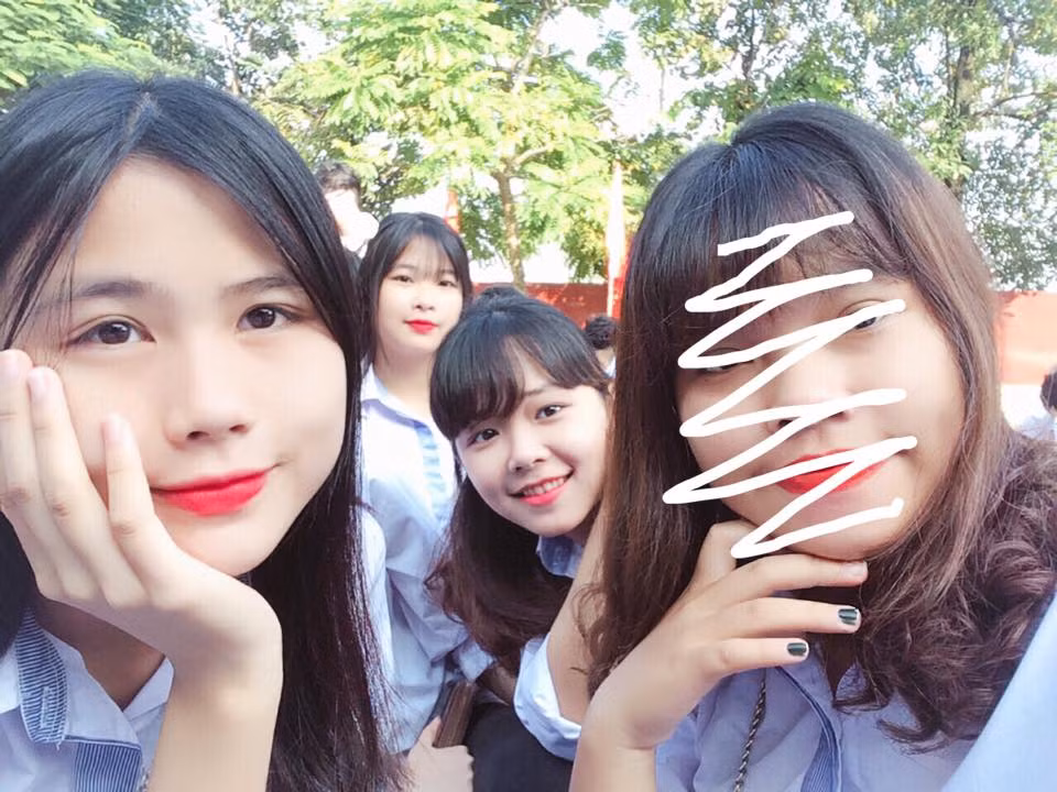 Đến từ khắp mọi miền tổ quốc, các nữ sinh trong áo trắng đồng phục hay trong tà áo dài duyên dáng đều ghi lại những hình ảnh nhân ngày khai giảng hết sức ý nghĩa.