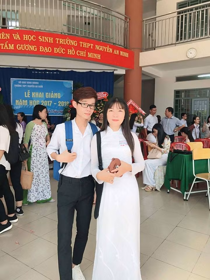 Không chỉ chụp chung với các bạn nữ, nhiều nữ sinh còn chụp chung với các bạn trai cùng lớp để lưu lại kỉ niệm và theo ngôn ngữ của giới trẻ thì: "ngày này năm sau còn có cái để nhắc lại trên Facebook". Ảnh trong bài: Sưu tầm Facebook.