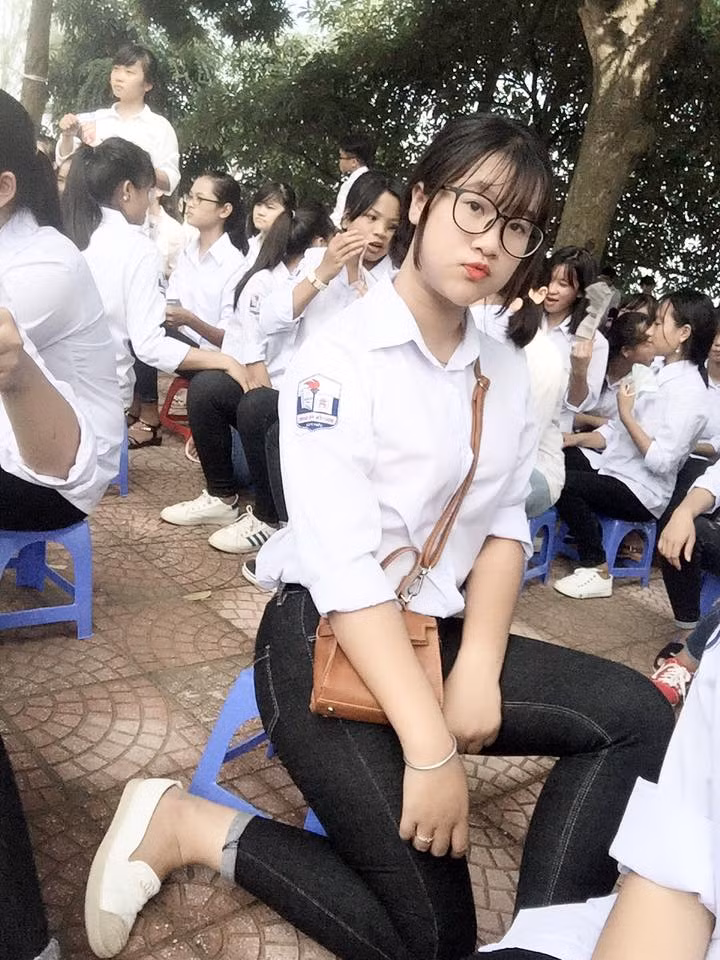 Trên trang cá nhân của mình, nickname Pham Hoang Anh sinh năm 2000 tại TP HCM chia sẻ rằng: "Đây là năm học cuối cấp và cũng là cái khai giảng cuối cùng trong hành trình 12 năm học tập. Mai sau dù có ở phương trời nào chắc cũng nhớ lắm kỉ niệm này."