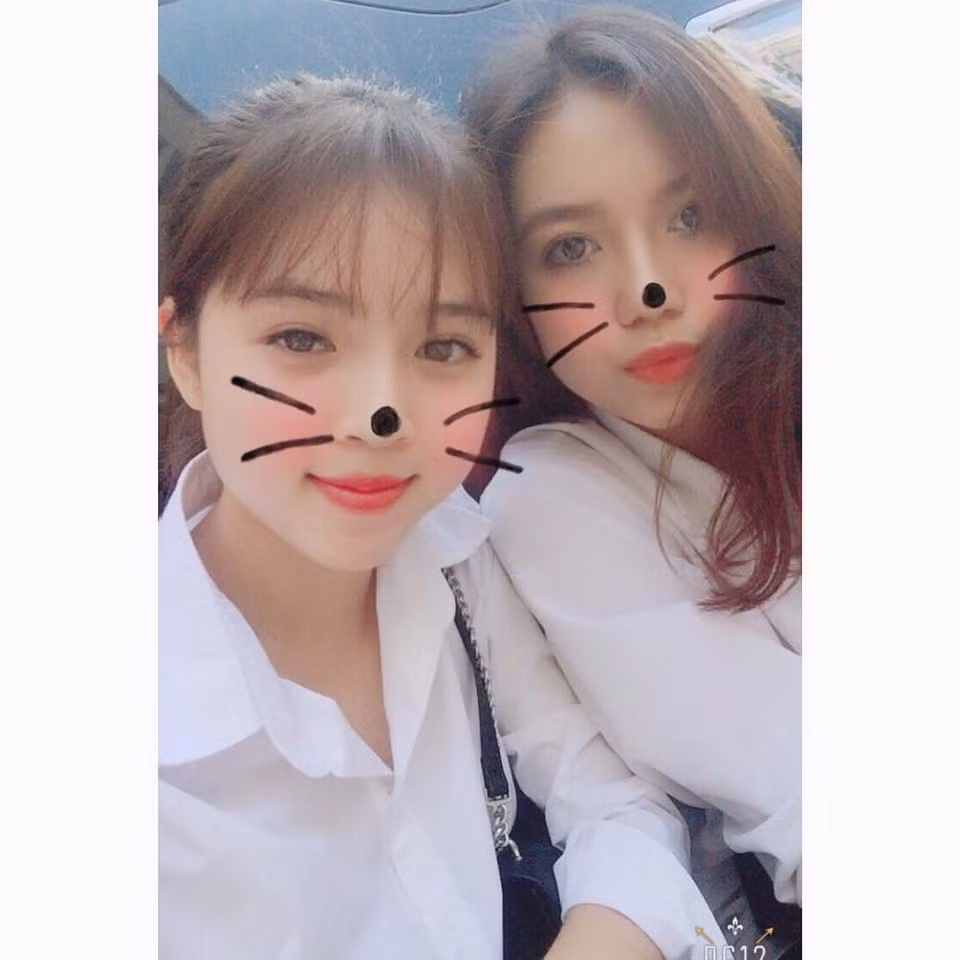 Ai cũng rạng ngời và xinh đẹp trong ngày tề tựu với bạn bè, thầy cô trong ngày khai giảng.