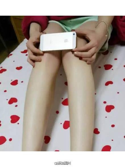 Thế nhưng, nở rộ chưa được bao lâu thì trào lưu vòng eo A4 đã bị chính “người anh em” cùng lò sản xuất của mình là phong trào chân chuẩn Iphone 6 cạnh tranh một cách dữ dội.