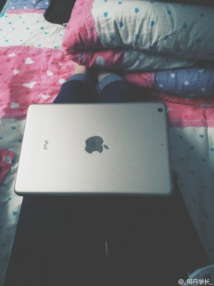 Nếu chân bạn quá to thì có thể thử thách với chiếc Ipad.