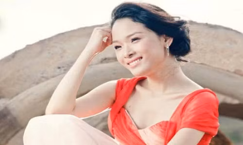 Lua dao Hoa hau Phuong Nga doi dien an tu chung than