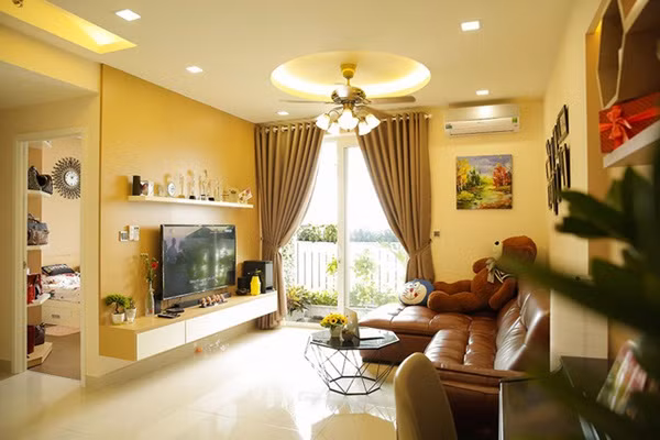 Hoàng Yến Chibi là gương mặt trẻ đắt show ca hát, đóng phim, quay quảng cáo. Nhờ vậy, thu nhập của cô tương đối ổn định. Năm 20 tuổi, khi chuyển vào TP HCM sinh sống, cô đã mạnh tay chi 2,4 tỷ đồng để tậu một căn nhà rộng rãi, tiện nghi để thuận tiện cho việc sinh hoạt.