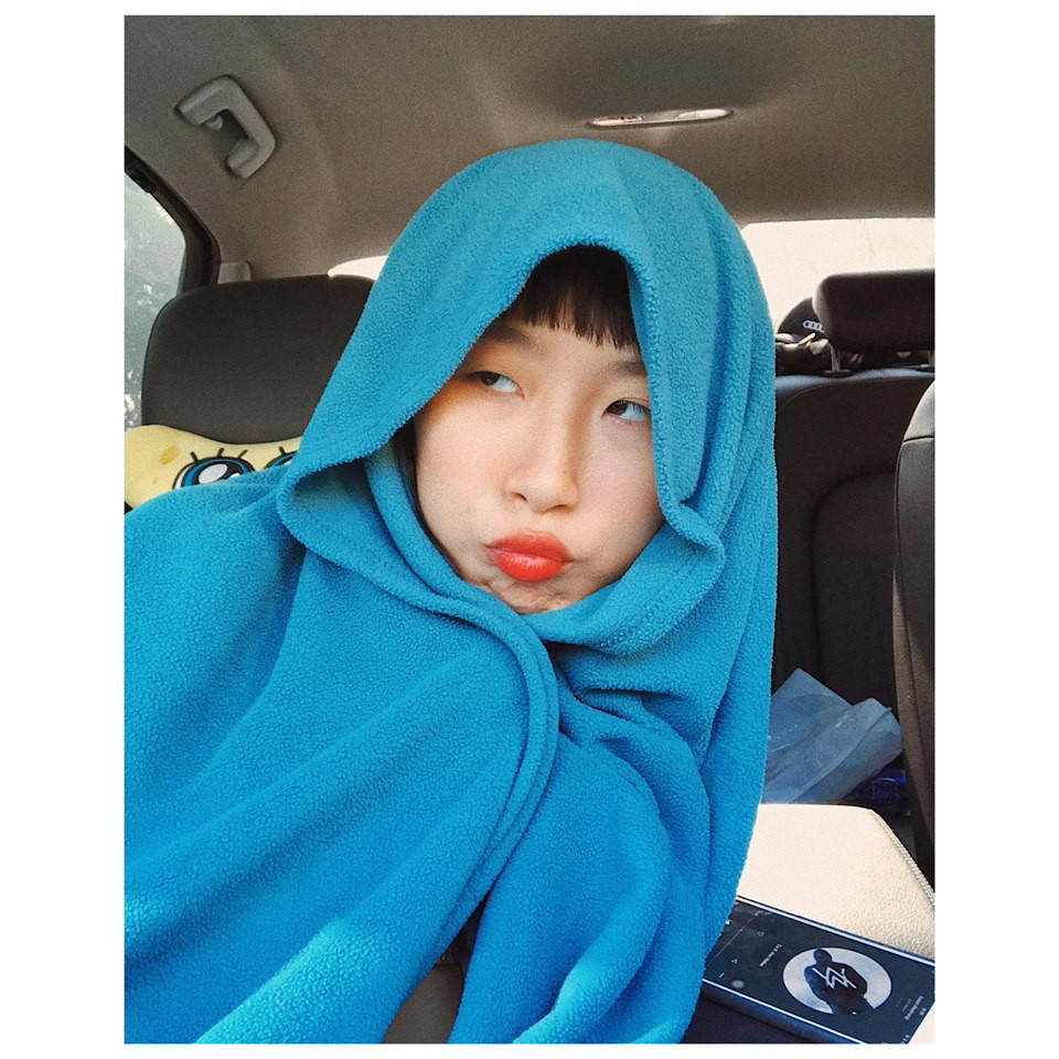 Nổi lên nhờ những clip cover khoe giọng hát bị bóp méo và biểu cảm “khó đỡ”, "thánh lầy" Trang Hý (tên thật là Lê Ngọc Minh Trang) nhanh chóng trở thành hiện tượng mạng xã hội, được hâm mộ chẳng kém các hot girl đình đám.