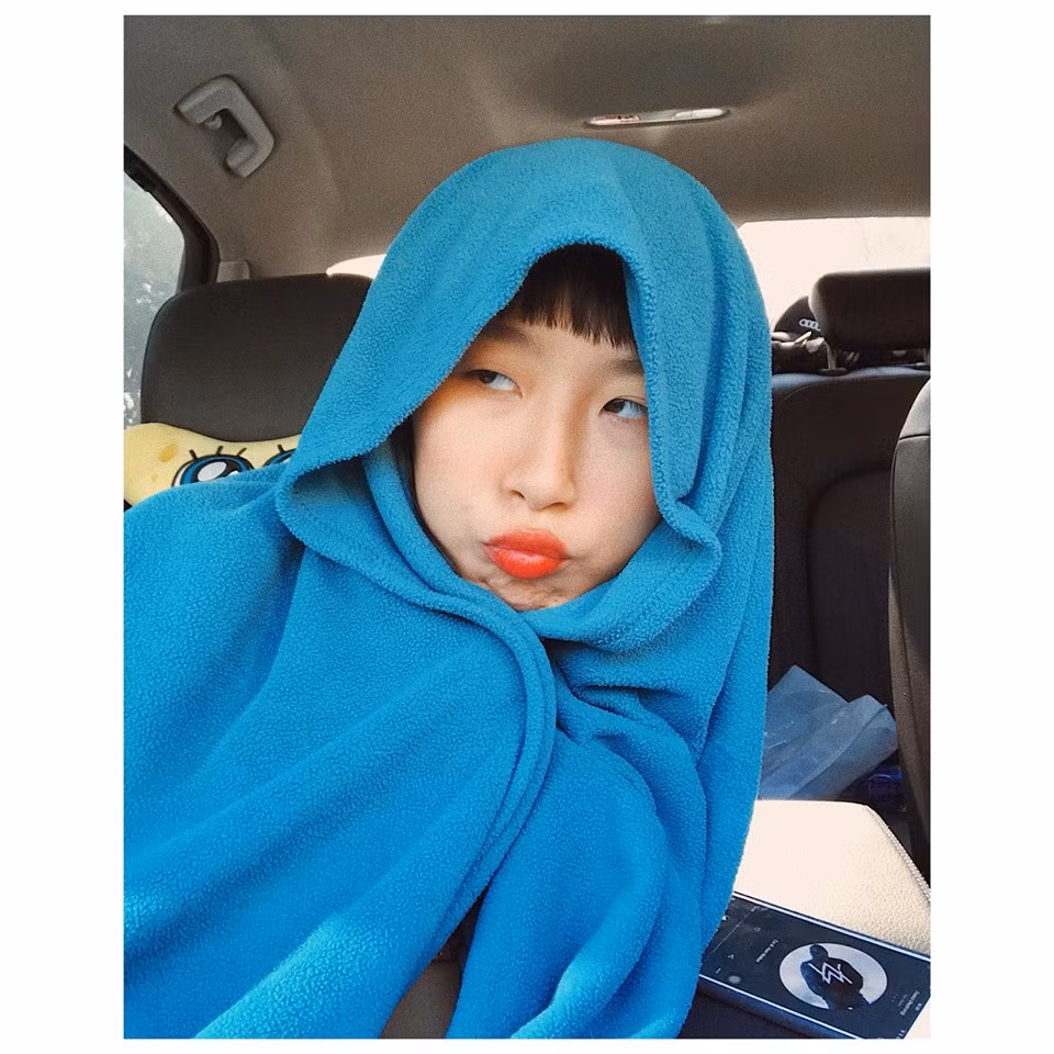 Nổi lên nhờ những clip cover khoe giọng hát bị bóp méo và biểu cảm “khó đỡ”, "thánh lầy" Trang Hý (tên thật là Lê Ngọc Minh Trang) nhanh chóng trở thành hiện tượng mạng xã hội, được hâm mộ chẳng kém các hot girl đình đám.