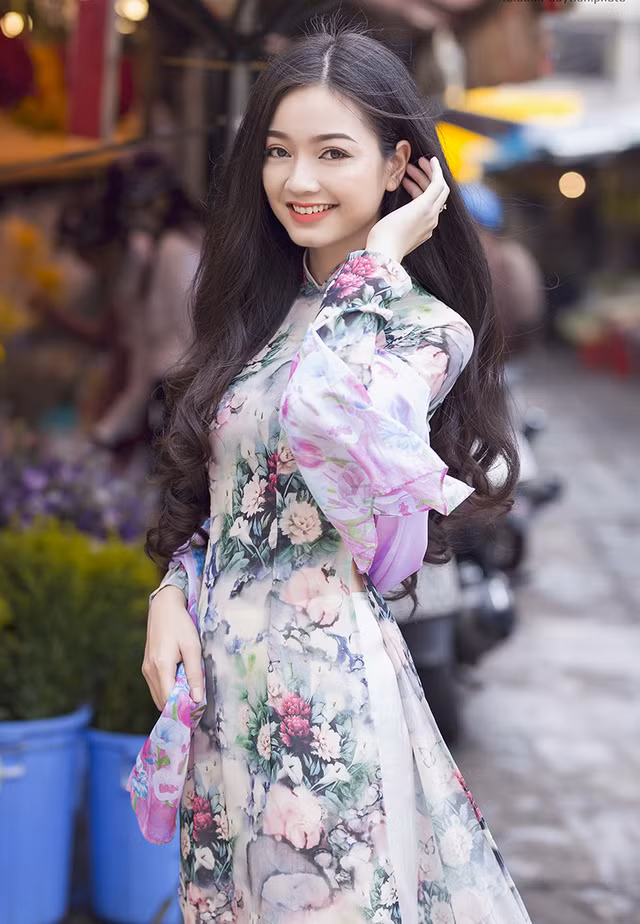 Cùng ngắm nhìn nhan sắc của Cựu Á khôi ĐH Công nghiệp TP HCM đẹp mê hồn trong tà áo dài. Ảnh trong bài: Tien Huynh.