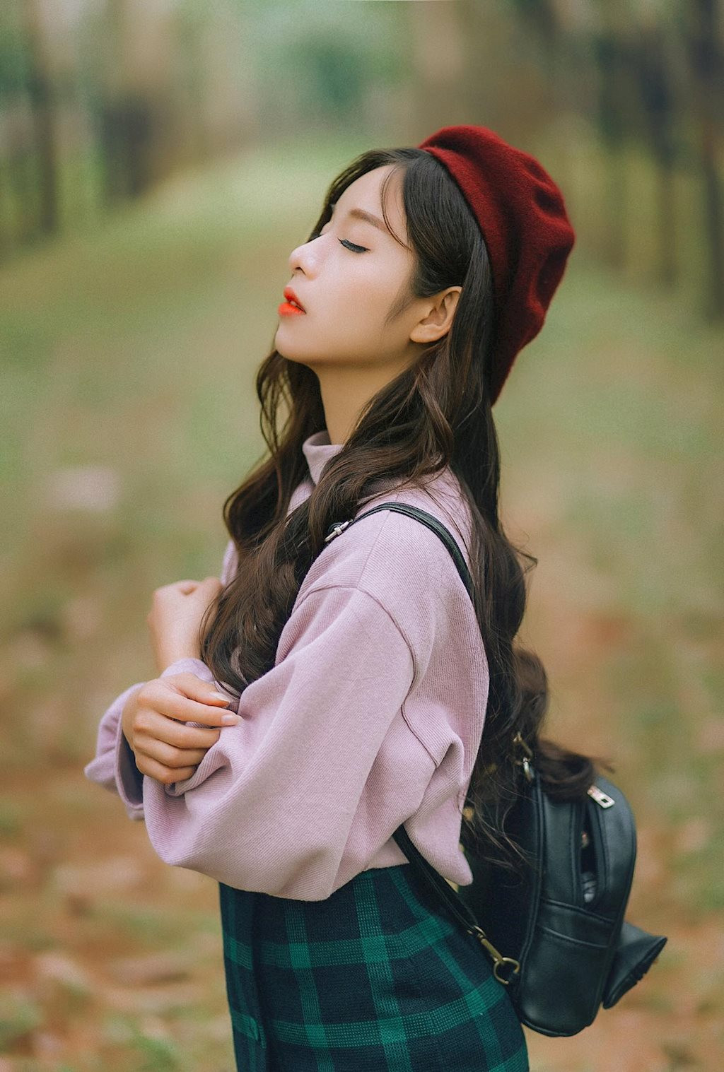 Xinh đẹp, cá tính và từng nổi tiếng qua bức ảnh chụp trộm khiến dân mạng, cô giáo tương lai tên Hằng Nga đã trở lại với những bức ảnh "thần thái" đầy ấn tượng.