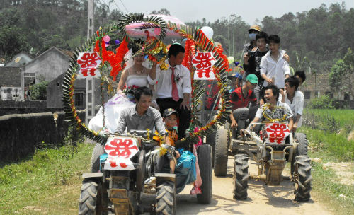 Nhiều dân mạng còn đùa nhau rằng, bỏ siêu xe đi dùng công nông hay máy cày rước dâu giờ mới là thời thượng.