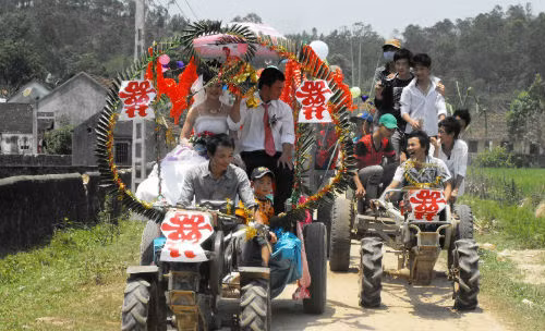 Nhiều dân mạng còn đùa nhau rằng, bỏ siêu xe đi dùng công nông hay máy cày rước dâu giờ mới là thời thượng.