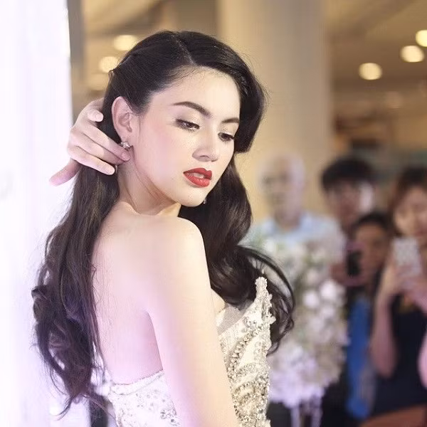 Sau sự thành công của “Tình người duyên ma”, cái tên Mai Davika đã trở nên quen thuộc hơn bao giờ hết. Cùng với nhan sắc đằm thắm, Mai Davika được xem là một trong những diễn viên tài năng nổi tiếng nhất hiện giờ.