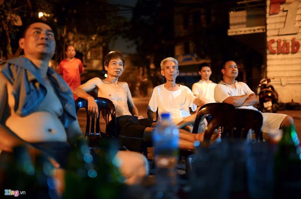 Thời tiết đêm qua khá oi bức, nhiều người phải cởi trần ngồi xem bóng đá.