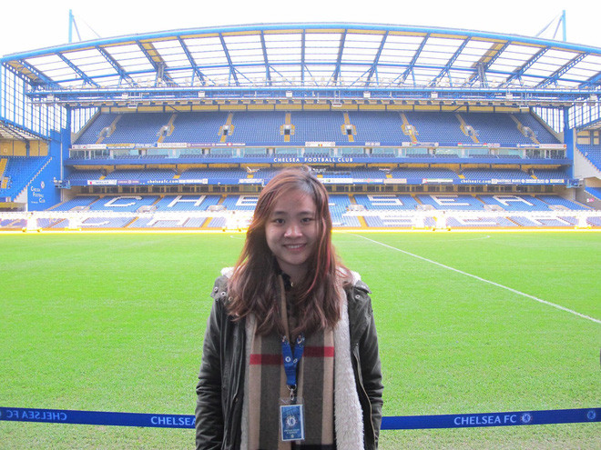Khánh Linh sinh năm 1995, hiện đang học thạc sĩ tại Đại học Queen Mary University of London ở thủ đô của Anh. Nữ CĐV Chelsea này sang đây du học từ 6 năm trước.