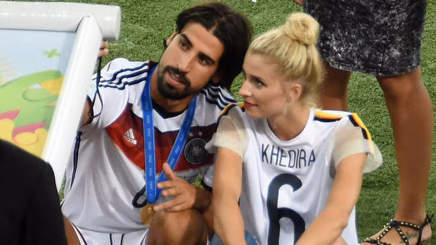 Vào năm 2011, sau khi được những người bạn giới thiệu, Khedira và Lena đã nhanh chóng trở thành một cặp đôi, tạo nên cơn sốt ở trong nước và cả La Liga, nơi Khedira thi đấu. Những gã "Donjuan" nổi tiếng như Cris Ronaldo, Benzema đều phải ngã mũ thán phục trước nhan sắc tuyệt vời của cô bồ đồng đội Khedira.