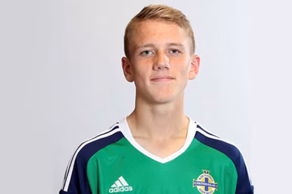 M.U bất ngờ có hợp đồng mới: Theo thông chuyển nhượng bóng đá từ tờ Manchester Evening News cho hay, M.U vừa kí hợp đồng có thời hạn 2 năm với cầu thủ Ethan Galbraith. Ethan Galbraith đã gây ấn tượng tốt trong suốt 1 năm thử việc ở đội trẻ M.U. Sau khi kí hợp đồng, tiền vệ 16 tuổi dự kiến chơi cho đội U18 Manchester United mùa tới trước khi hy vọng lọt vào mắt xanh của HLV Jose Mourinho. Ảnh: Manchester Evening News