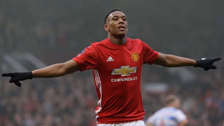 Martial khẳng định không rời M.U: Martial bị đồn đoán tỏ ra bất mãn với Jose Mourinho vì không được trọng dụng ở mùa giải trước nên muốn được rời MU và điểm đến của anh có thể là Arsenal hoặc PSG. Nhưng tiền đạo người Pháp đã lên tiếng bác bỏ các tin đồn khi viết trên trang cá nhân Twitter: “Các tin đồn hoàn toàn sai sự thật”, kèm theo đó là dấu chấm màu đỏ tượng trưng cho màu áo của M.U. Ảnh: Mirror