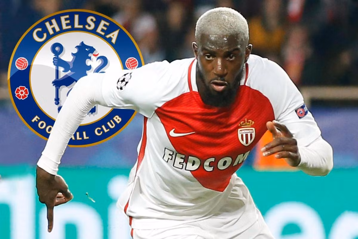 Chelsea kiểm tra y tế Bakayoko: Đài RTL tiết lộ, tiền vệ Tiemoue Bakayoko hiện có mặt tại London để tiến hành kiểm tra y tế tại trung tâm huấn luyện Cobham trước khi chính thức ký vào bản giao kèo gia nhập Chelsea. Ngôi sao đến từ AS Monaco là sự thay thế hoàn hảo vị trí của Nemanja Matic, tiền vệ được cho sẽ cập bến M.U. Ảnh: Mirror