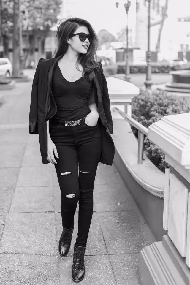 Cô nàng DJ 9X này sở hữu một thân hình hết sức cân đối và khuôn mặt V-line thời thượng.