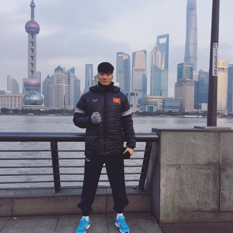 Văn Hoàng có ngoại hình điển trai. Với chiều cao lý tưởng và khuôn mặt góc cạnh "chuẩn soái ca", anh chàng này cũng thu hút rần rần fans nữ theo dõi. Theo nhiều người nhận xét, thủ môn U23 Việt Nam này có khuôn mặt cực nam tính và nếu nhìn không kĩ có thể bị nhầm anh với người đồng đội Bùi Tiến Dũng.