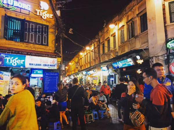 Tạ Hiện còn được gọi là "ngã tư quốc tế" với rất nhiều quán hàng ăn vặt dọc các trục phố Lương Ngọc Quyến - Tạ Hiện. Vào những ngày cuối tuần, con phố này luôn trong tình trạng đông nghẹt khách.