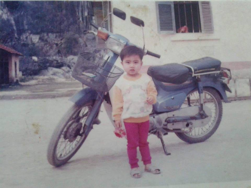 Những bình luận khen ngợi gu thời trang, xuýt xoa vì con xe máy ngày xưa được CĐM khoe ảnh.