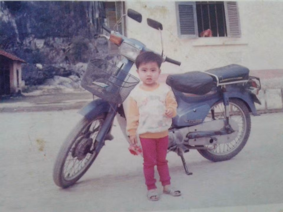 Những bình luận khen ngợi gu thời trang, xuýt xoa vì con xe máy ngày xưa được CĐM khoe ảnh.