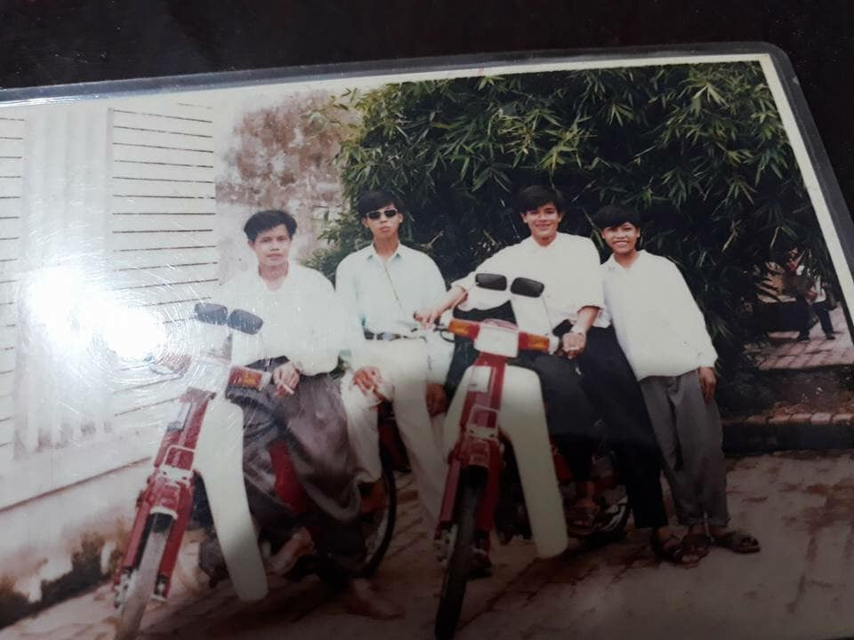 Áo sơ mi trắng, quần âu, tóc hai mái và ngồi trên chiếc xe Cub kim vàng, giọt lệ thì biết bao cô gái đã từng phải liêu xiêu trước các cậu ấm con nhà giàu.