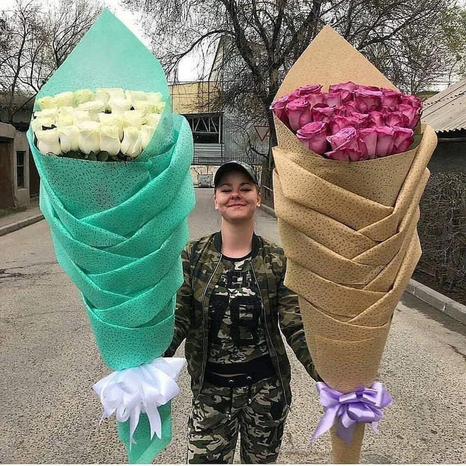 Khi kinh tế khó khăn thì dù chỉ một bông hồng như các cặp đôi gà bông cũng đã ý nghĩa. Nhưng khi mọi chuyện được "phóng to" lên thành những đóa hoa khổng lồ thì mọi thứ lại hoàn toàn khác.