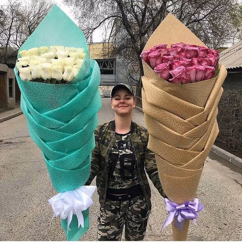 Khi kinh tế khó khăn thì dù chỉ một bông hồng như các cặp đôi gà bông cũng đã ý nghĩa. Nhưng khi mọi chuyện được "phóng to" lên thành những đóa hoa khổng lồ thì mọi thứ lại hoàn toàn khác.