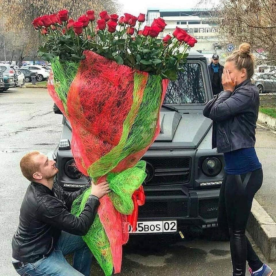 Vào ngày Valentine những đóa hoa hồng luôn là món quà được các đầng mày râu ưu tiên hàng đầu để gửi tặng nửa kia của mình.