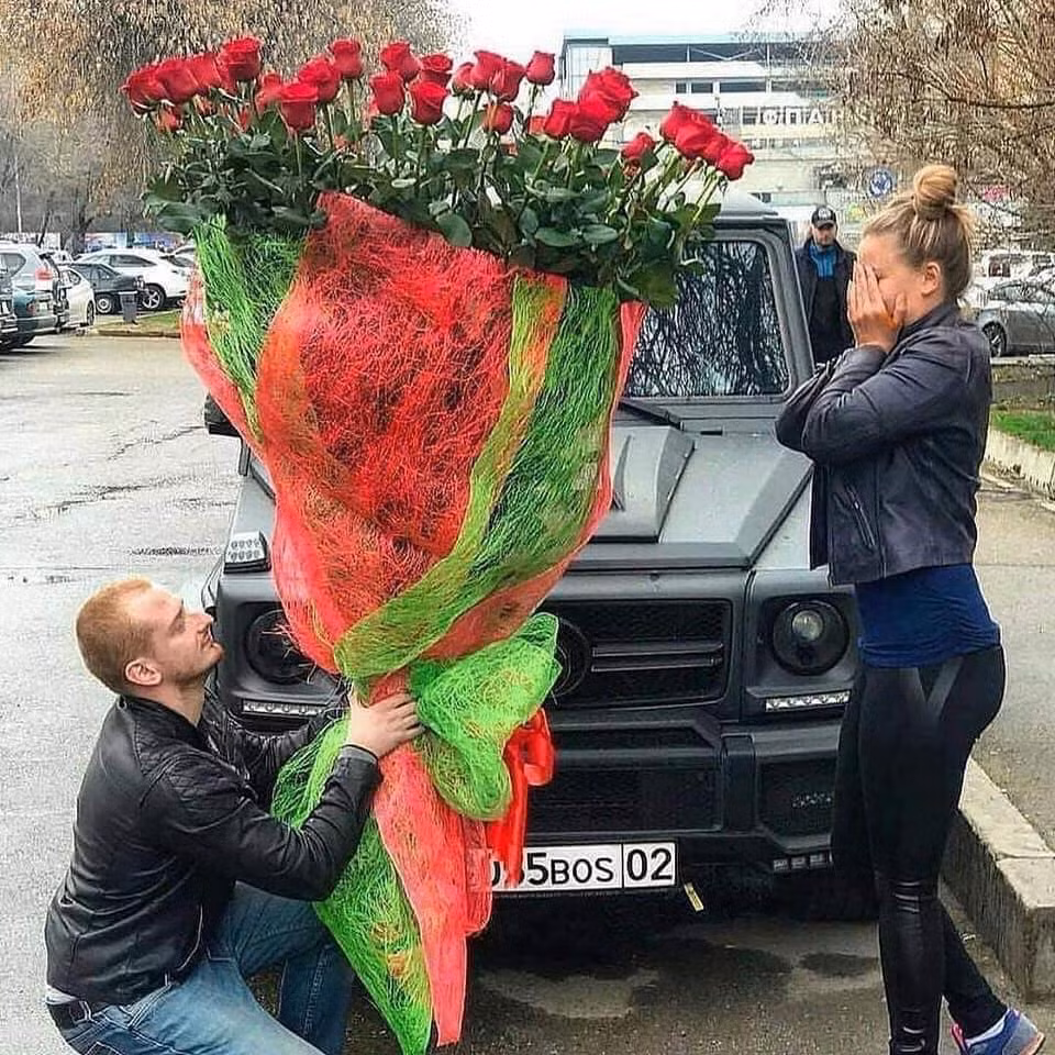 Vào ngày Valentine những đóa hoa hồng luôn là món quà được các đầng mày râu ưu tiên hàng đầu để gửi tặng nửa kia của mình.