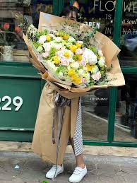 Tuy nhiên, một số khác thì lại cho rằng việc tặng 1 đóa hoa khổng lồ như này quả rất phí vì chúng đắt tiền. Thay vào đó có thể thay thế bằng những món quà có ý nghĩa và thiết thực hơn.