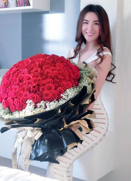 Đóa hoa hồng tới hàng trăm bông được nhiều cô gái ao ước trong mùa Valentine 2019.