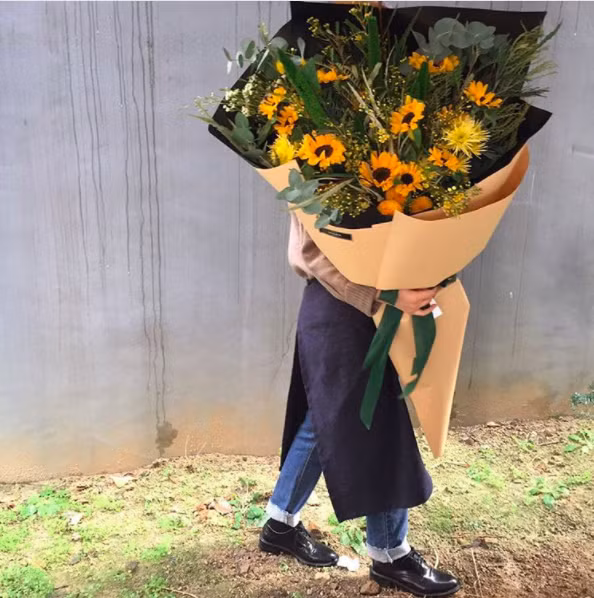 Nickname C.L chia sẻ: "Dù là một người rất thích hoa nhưng mình thiết nghĩ tặng đóa hoa như này mình cũng không ưng lắm vì hoa rồi cũng sẽ tàn. Thay vào đó tặng mình một thỏi son hay thứ gì đó thiết thực với cuộc sống sẽ hay hơn".