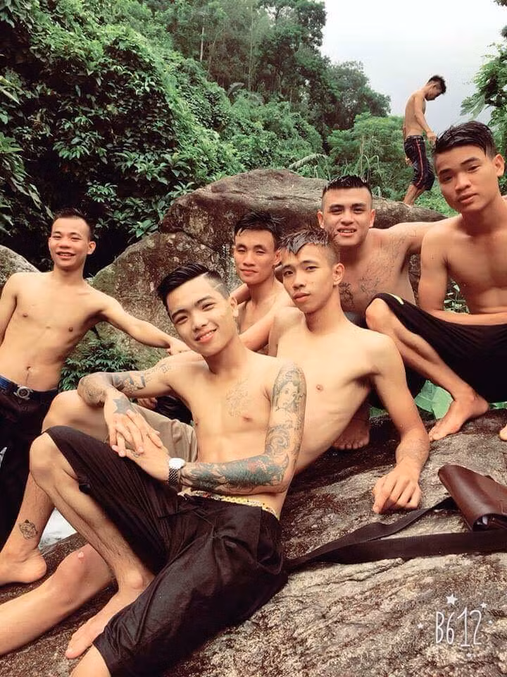 Tài khoản Facebook có tên "Cu Quang" chính là người đã đăng tải đoạn clip trên đã xóa ngay sau đó nhưng rất nhiều cư dân mạng đã kịp lưu lại và phản ánh với lực lượng chức năng. Hàng loạt bình luận bức xúc từ cư dân mạng đã nổ ra khắp MXH Facebook từ các diễn đàn tới Facebook cá nhân của các thanh niên trong vụ việc trên.